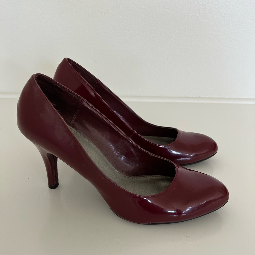Women’s heels, size 9 (maroon-ish)